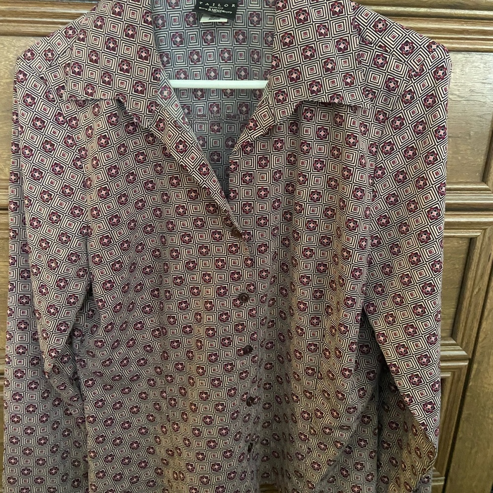 B. Moss Long sleeve women’s dress shirt with maroon and pink design.Size M